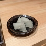 伊勢前寿し 神貫 - お寿司のお供しょうがはその時々のお野菜で。この日は冬瓜