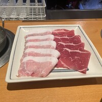 銀座しゃぶ通 - お肉の種類を選びます。牛ロースと豚ロースを選択。上質な肉感が分かります。