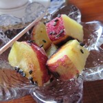 きっ茶 花々 - 。「うちの畑でとれたさつまいもです」と、焼きいものサービス。