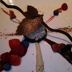 代官山ASO チェレステ - ボルト酒香るチョコレートケーキ ベリーといちじくソース クッキーとバニラ添え