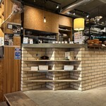 KAIDO books & coffee - 店内② 座った席からみえる レジ いい雰囲気だこと☺️