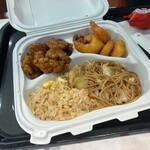 パンダエクスプレス - 料理写真:炒飯も焼きそばも控えめな味付けで濃い料理に合う