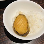 香港私菜 Repulse Bay - アワビをご飯のおかずにして食べる