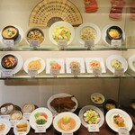 香港私菜 Repulse Bay - お店の外にガラスのショーケースあります