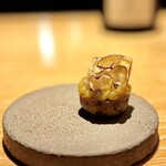 マンサルヴァ - サツマイモや、いわゆるブーダンノワール。
      これだけ小さなアミューズに、いろんな味わいが籠って贅沢♪