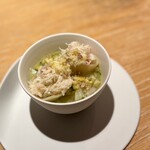 マンサルヴァ - これは髙橋シェフらしい一皿。
      ソパ・デ・プエロというポロ葱のスープに、栗と蟹のラビオリを加えて。
      スープや軽いニンニクの香りで優しいし、ラビオリには旨味と甘み。毎日飲めます(^^)