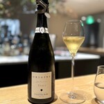 マンサルヴァ - ソレラのファースト・ヴィンテージだそうで、貴重。
      ふくよかさや蜜っぽさがあって、お芋にも合う。
      状態が悪かったシャンパンからの差し替えでしたが、ソムリエさんの急遽の対応力も素晴らしい！