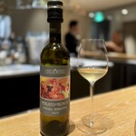 マンサルヴァ - トゥア・リタ、久しぶり〜。
      昔は、ヴェルメンティーノの繊細な美味しさに気付かなかったなぁ（笑）
      酸は穏やかで、やっぱりフローラル。少しトロピカルなニュアンスもあって、万能♪