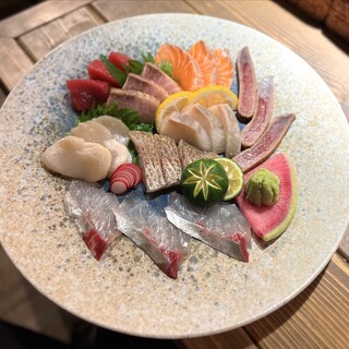毎日全国から仕入れる新鮮な鮮魚のお刺身は絶品です