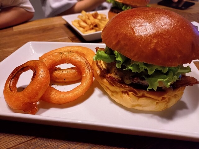 ハンバーガー 構想5年！ 「I'm donut?」平子シェフの新感覚ハンバーガーブランドが宮