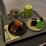 MOO:D - 左:ブリュレチーズケーキ/ホットコーヒー 右:抹茶ラテ/猫サンド/クローバークッキー