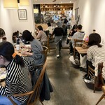 こもれび食堂+ - 満席の店内