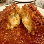 325853879 - カリッと揚げた衣の中に、味ご飯と
                      　　とろ〜りチーズ！ソースも揚げ物に
                      　　合わせて濃さを調整しているのが
                      　　魅力です✨