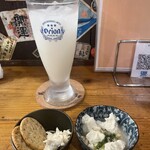 大衆魚場 魚仁 - お通しのクラッカーとクリームチーズ、ゆし豆腐