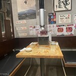 牛肉卸問屋直営 焼肉ホルモン八重山おときち - テーブル席