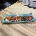 牛肉卸問屋直営 焼肉ホルモン八重山おときち - ホルモン盛り合わせ　ハーフ