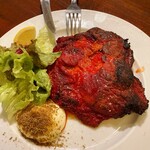 ブラーノブラーノ - 名物レッドホットチキン1,290円　左の丸いのはクミンが乗ったマヨネーズ