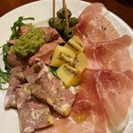 ブラーノブラーノ - 生ハム盛り1,590円　左上鶏レバさしバジルソースのせ ナッツ入りテリーヌ　キウイを巻いてもおいしい生ハム