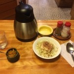 かれんど - セットのサラダとか水差しとか。