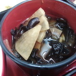 大本山　高尾山　薬王院 - 赤だし味噌汁も豪華です（大根、人参、あみ茸、なら茸）