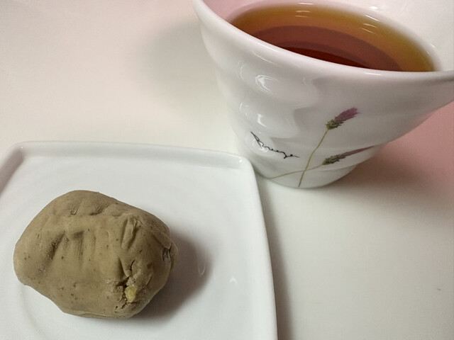 御八つ（おんやつ）』・・シャレが利いた包装の限定菓子』by 花ちゃん