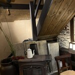 蕎麦懐石 無庵 - 重厚感あるデザインと雰囲気が演出されている。