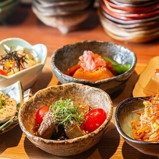 お茶との相性も良いおばんざいをこだわりの和食器で