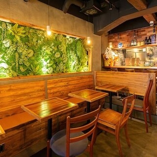 木の温もりとお洒落さを兼ね備えた店内でゆったりと寛ぐ