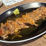 馬刺しバル かたなし一心 - 大人気！馬カルビの炙り