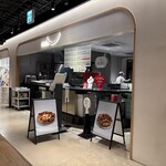 400℃ - ※　紹介制貸し切りで話題の「400℃ PIZZA」を断念していたが、フードコートでおすすめのブルーチーズソースピザを味わえた喜びは格別。FNTは、今まで食べたピザの最高峰で、生地の香ばしさとチーズの濃厚な旨みが絶妙に調和し、クラフトビールとのペアリングも抜群。これまで有名店や受賞店をいくつも試したが、ここが一番と断言できる完成度。気軽さと本格派の両立が、この一皿の最大の魅力。