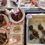 Kamatani - 店内に置かれたいろいろな魚貝たち。