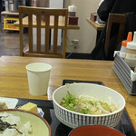 博多ごまさば屋 - 店の奥の方にサバの南蛮漬けと貝柱、お出汁がありました（セルフサービス）　