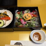 325894913 - 野菜の膳、サラダは食べられるお花やハロウィーンの野菜も入っていて華やかに