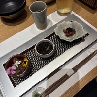 神戸牛 しゃぶしゃぶ おもき 離れ 銀座店 - 前菜3種（神戸牛時雨煮/もずく/神戸牛タルタル小丼）