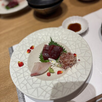 神戸牛 しゃぶしゃぶ おもき 離れ 銀座店 - 刺身2点盛（マグロ&カンパチ）燻製醤油と共に