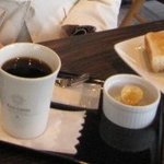 ブレスコーヒー - モーニングセット４００円　トーストとその日のサラダやフルーツなどの小鉢