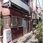 Wafuu Ramen Kaneko - 大通りから見た外観。かなり狭い路地沿いにあります。