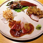 丿貫 - 刺身盛り合わせ
            　天使の海老 沖漬け
            　鰆刺し 焼き茄子醤油
            　平目刺し 梅なめ茸
            　勘八刺し 海苔酢醤油