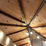 塩そば 時空 - お店の天井、カウンターもこのような三角