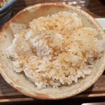 麟 - ごはんは羽釜で炊き上げられ、おかわり可能。タレの有無を選べ、タレありでおかわりを楽しんだ。