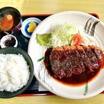 三和 - 大きなお皿にドカーン‼️ 厚切り味噌かつ定食
