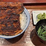 麟 - ■浜名湖でしこ鰻特上鰻丼(7,000円 (税込) /人)　※その時々の季節の食材によってお値段上下いたします。：器を覆う極厚の鰻が圧巻。香ばしい皮目とふっくらした身に甘辛タレが絡み、羽釜炊きごはんとの一体感が至福。肝吸いの澄んだ旨みが贅沢感をさらに高める一杯。