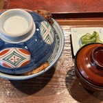 麟 - ■浜名湖でしこ鰻特上鰻丼(7,000円 (税込) /人)　※その時々の季節の食材によってお値段上下いたします。：器を覆う極厚の鰻が圧巻。香ばしい皮目とふっくらした身に甘辛タレが絡み、羽釜炊きごはんとの一体感が至福。肝吸いの澄んだ旨みが贅沢感をさらに高める一杯。