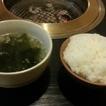 焼肉処千之月 - わかめスープとごはん