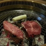 焼肉処千之月 - じゅ～っ①