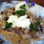 カウボーイカレー - 牛フィレ肉とキノコのビーフストロガノフ、たっぷりのサワークリームを混ぜながら食べるとたまらん！