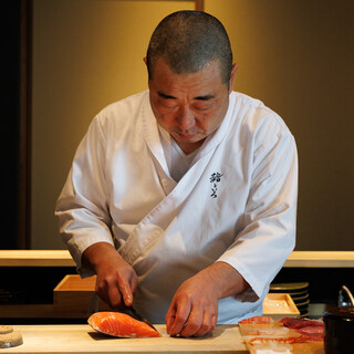 熟練の技と心意気。鮨一筋30年、粋な大将が握る極上の江戸前鮨