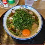 立ち食いそば　あさだけ - 肉にらそば＋生卵