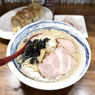 三代目むじゃき - 料理写真:【限定】 燕三条系背脂煮干そば　鶏チャーシュー　餃子（5個）