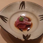 鮨 よしたけ - 静岡産かつおのたたき、北海道産の山わさびを載せて